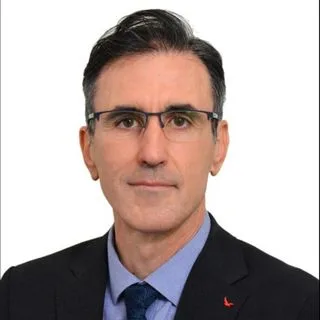 Prof. Dr. Mehmet Velidedeoğlu — Genel Cerrahi, İstanbul. Portre fotoğrafı.