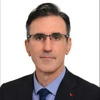 Prof. Dr. Mehmet Velidedeoğlu — Genel Cerrahi, İstanbul. Portre fotoğrafı.