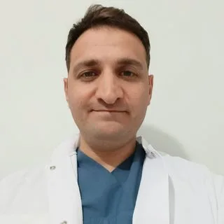 Dr. Yunus Emre Kaya — Pratisyen, İstanbul. Portre fotoğrafı.