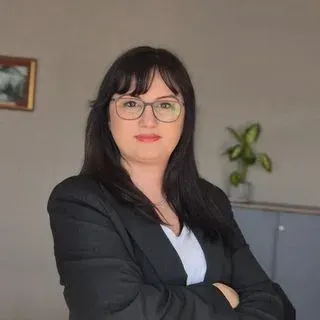 Uzm. Dr. Fatma Hülya Çakmak — Çocuk ve Ergen Psikiyatrisi, İstanbul. Portre fotoğrafı.