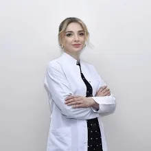 Uzm. Dr. Deniz Erkan — Dermatoloji, Adana. Portre fotoğrafı.