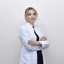 Uzm. Dr. Deniz Erkan — Dermatoloji, Adana. Portre fotoğrafı.