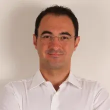Uzm. Dr. Dt. Burak Şahbazoğlu — Antalya. Portre fotoğrafı.