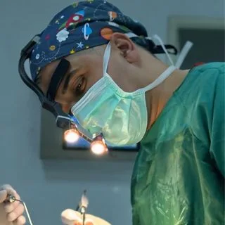 Op. Dr. Hasan Emre Özdemir — Plastik Rekonstrüktif Ve Estetik Cerrahi, Elazığ. Portre fotoğrafı.
