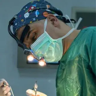 Op. Dr. Hasan Emre Özdemir — Plastik Rekonstrüktif Ve Estetik Cerrahi, Elazığ. Portre fotoğrafı.