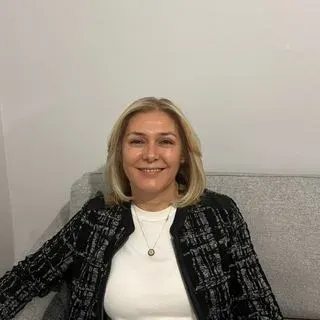 Psk. | Bilim Uzmanı Meliha Diriöz — Psikoloji, İzmir. Portre fotoğrafı.