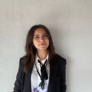 Dkt. Senanur Saçlıoğlu — Dil ve Konuşma Terapisi, Bursa. Portre fotoğrafı.