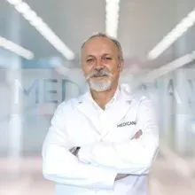 Doç. Dr. Ali Dalgıç — Beyin Ve Sinir Cerrahisi, Çankaya, Ankara. Portre fotoğrafı.