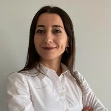 Uzm. Psk. Melek Dinçel Sezer — Psikoloji, Kocaeli. Portre fotoğrafı.