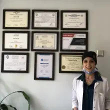 Dt. Demet Sevim — Diş Hekimi, Kahramanmaraş. Portre fotoğrafı.