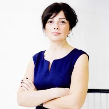 Uzm. Dr. Ebru Alper — İstanbul. Portre fotoğrafı.