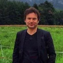 Prof. Dr. Serhat Fındık — Göğüs Hastalıkları, İstanbul. Portre fotoğrafı.