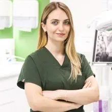 Dt. Sinem Avcı — Diş Hekimi, Sakarya. Portre fotoğrafı.