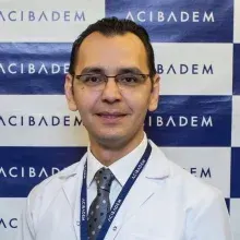 Doç. Dr. Emre Özgü — Kadın Hastalıkları Ve Doğum, Çankaya, Ankara. Portre fotoğrafı.