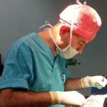 Doç. Dr. Mustafa Kürşat Evrenos — Plastik Rekonstrüktif Ve Estetik Cerrahi, Manisa. Portre fotoğrafı.