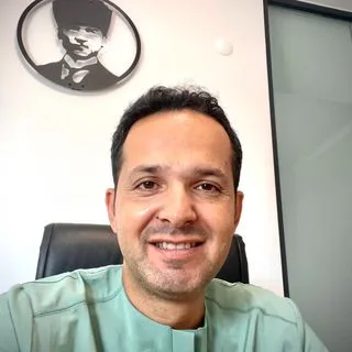 Dr. Dt. Tolga Ataibiş — Çanakkale. Portre fotoğrafı.