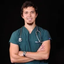 Op. Dr. Alper Derviş — Plastik Rekonstrüktif Ve Estetik Cerrahi, İzmir. Portre fotoğrafı.