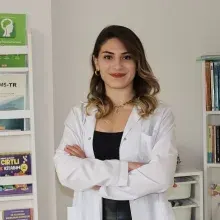 Dkt. Feyza Altınsoy Tokur — Dil ve Konuşma Terapisi, Antalya. Portre fotoğrafı.
