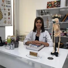 Fzt. Gökşen Aydemir — Fizyoterapi Ve Rehabilitasyon, İzmir. Portre fotoğrafı.