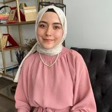 Psk. Dan. Kübra Üzümcü — Psikolojik Danışma ve Rehberlik. Portre fotoğrafı.