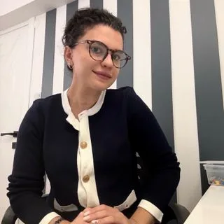 Psk. Ebru Bilici — Psikoloji. Portre fotoğrafı.