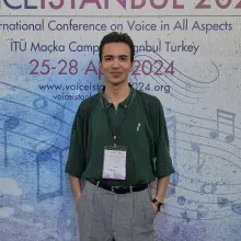 Dkt. Mert Öz — Dil ve Konuşma Terapisi, İstanbul. Portre fotoğrafı.