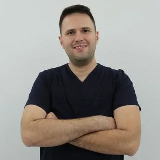 Dr. Dt. Engin Emre Selçuk — Tokat. Portre fotoğrafı.