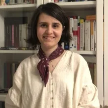 Kl. Psk. Özge Yağmurlu Özkurt — Psikoloji, İzmir. Portre fotoğrafı.
