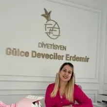Dyt. Gülce Deveciler Erdemir — Diyetisyen, Denizli. Portre fotoğrafı.
