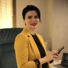 Uzm. Dr. Hande Arda — Dermatoloji, İstanbul. Portre fotoğrafı.
