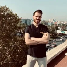 Dt. Ömer Baz — Diş Hekimi. Portre fotoğrafı.