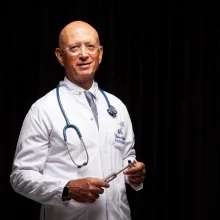 Prof. Dr. Yunus Aydın — Beyin Ve Sinir Cerrahisi, İstanbul. Portre fotoğrafı.