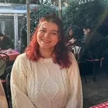 Dkt. Yeliz Uzkurt — Dil ve Konuşma Terapisi, İzmir. Portre fotoğrafı.