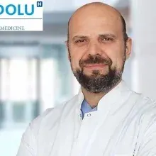 Prof. Dr. Selçuk Göçmen — Beyin Ve Sinir Cerrahisi, İstanbul. Portre fotoğrafı.