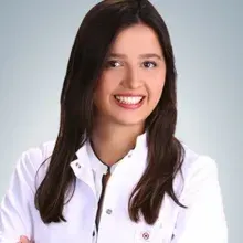 Dr. Dt. Elçin Keskin Özyer — Protetik Diş Tedavisi, İstanbul. Portre fotoğrafı.