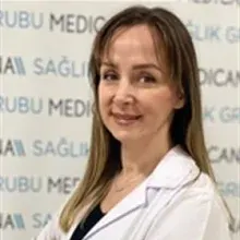 Uzm. Dr. Özge Yendur — Çocuk Sağlığı Ve Hastalıkları, Konak, İzmir. Portre fotoğrafı.