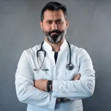 Op. Dr. Okan Morkoç — Plastik Rekonstrüktif Ve Estetik Cerrahi, İstanbul. Portre fotoğrafı.