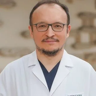 Doç. Dr. Ömer Uz — Kardiyoloji, Beylikdüzü, İstanbul. Portre fotoğrafı.
