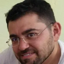 Uzm. Dr. Ulaş Serkan Topaloğlu — İç Hastalıkları, Kayseri. Portre fotoğrafı.
