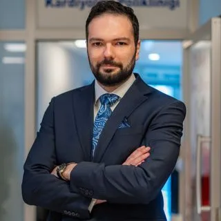 Op. Dr. Mert Dabak — Plastik Rekonstrüktif Ve Estetik Cerrahi, İstanbul. Portre fotoğrafı.