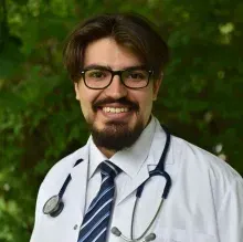 Dr. Ömer Selvitop — Pratisyen. Portre fotoğrafı.