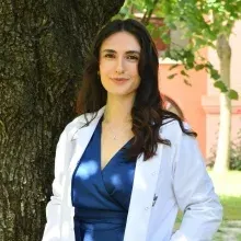 Dt. Zeynep Özdemir — Diş Hekimi, Kocaeli. Portre fotoğrafı.