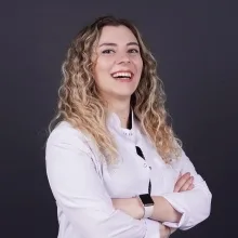 Dt. Selin Odabaşı — Diş Hekimi, İstanbul. Portre fotoğrafı.