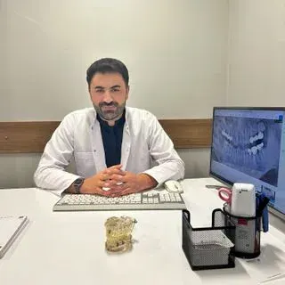 Dt. Mahsum Şekar — Diş Hekimi. Portre fotoğrafı.
