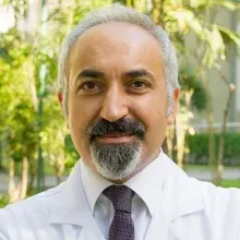 Op. Dr. Suat Karataş — İstanbul. Portre fotoğrafı.
