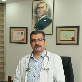 Op. Dr. Abdulgani Kılınç — Kalp Ve Damar Cerrahisi, İzmir. Portre fotoğrafı.