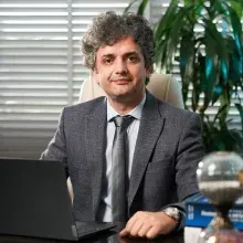 Prof. Dr. Şükrü Akyüz — Kardiyoloji, İstanbul. Portre fotoğrafı.