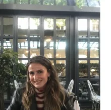 Psk. Ecem Bayraktar — Psikoloji, İstanbul. Portre fotoğrafı.