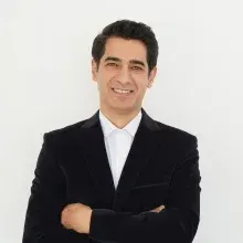 Op. Dr. Asım Uslu — Plastik Rekonstrüktif Ve Estetik Cerrahi, Antalya. Portre fotoğrafı.