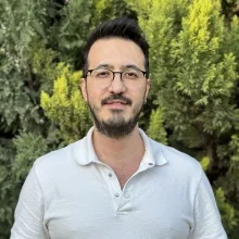 Uzm. Dr. Mustafa Şahin — Çocuk ve Ergen Psikiyatrisi, Aydın. Portre fotoğrafı.